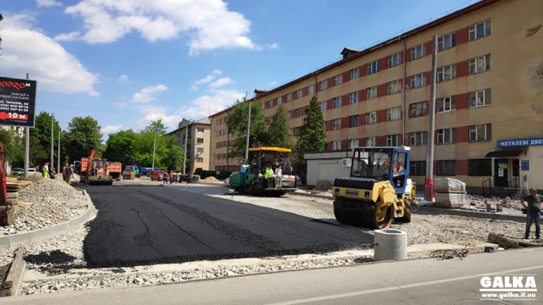 На місці з’єднання бульварів у Франківську вже стелять нижній шар асфальтобетону (ФОТО)