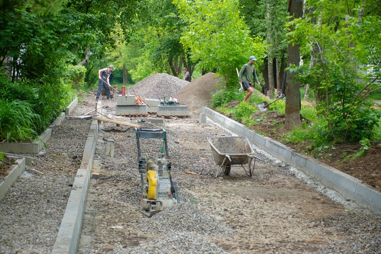 У “Військовому містечку” капітально ремонтують двір (ФОТО)