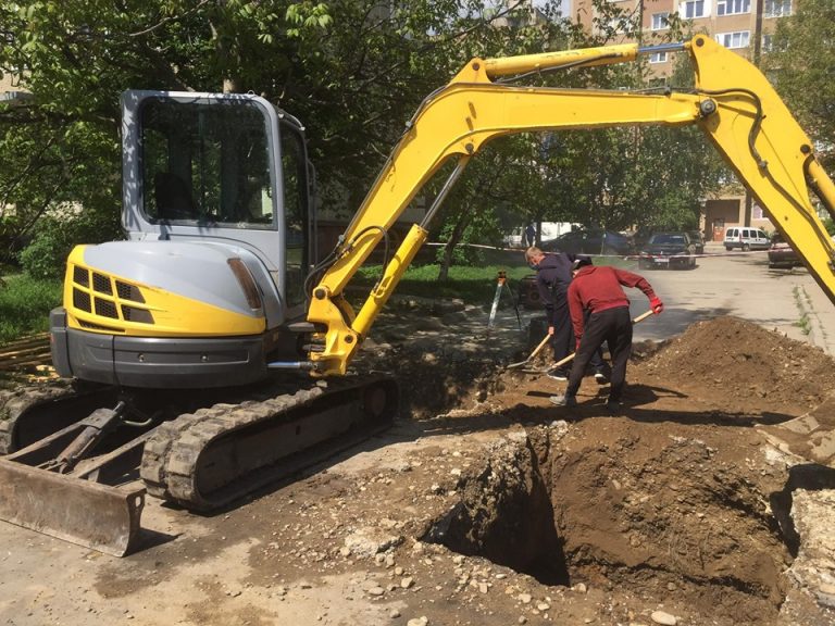 У дворі на Хіміків взялися реконструювати каналізацію. Пізніше територію забрукують і встановлять дитячий майданчик