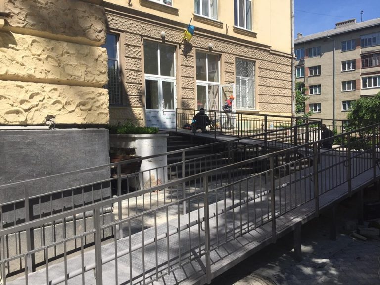 У лікарні на Матейка завершують будувати окремий заїзд для пацієнтів з COVID-19 (ФОТО)