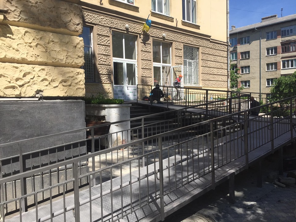 У лікарні на Матейка завершують будувати окремий заїзд для пацієнтів з COVID-19 (ФОТО)