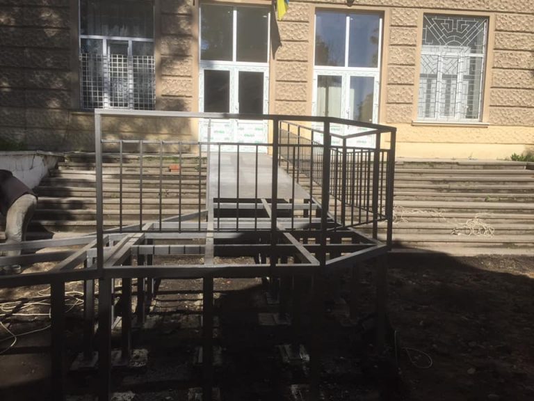На території МКЛ №1 продовжують будувати окремий заїзд для хворих з підозрою на коронавірус