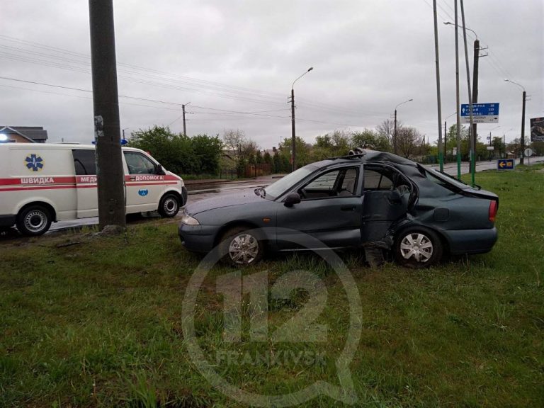 На Коновальця водій Міцубіші уникав ДТП із ДЕО, але розбився об електроопору, є травмовані (ФОТО)