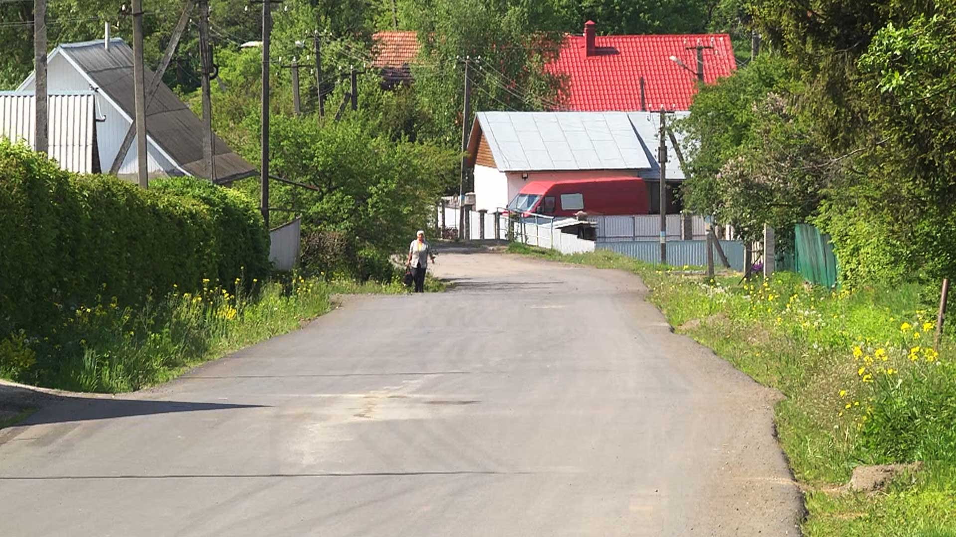 Стелять асфальт і латають ями: на Коломийщині тривають ремонти автошляхів (ВІДЕО)