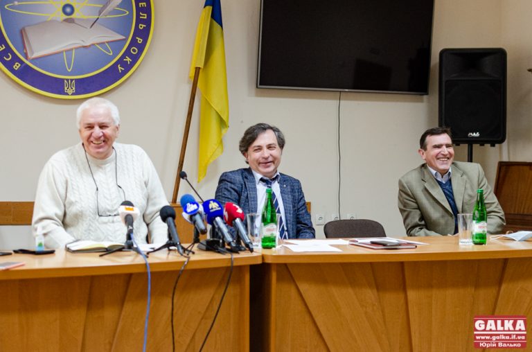 З обережністю та радістю: у Франківську провели першу за два місяці «живу» пресконференцію (ФОТО)