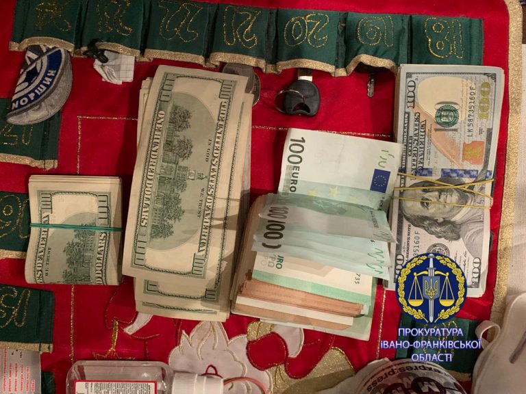 Головного інспектора митного посту “Прикарпаття” спіймали на хабарі (ФОТО)
