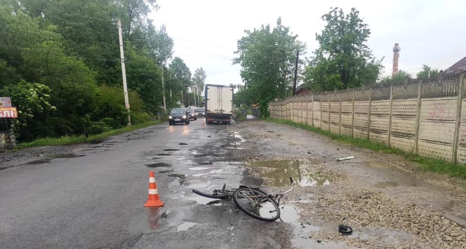 У Болехові під колесами вантажівки загинув чоловік з велосипедом (ФОТО)