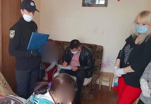Маленький прикарпатець подзвонив у поліцію, бо горе-мати не годувала його та сестру (ФОТО)