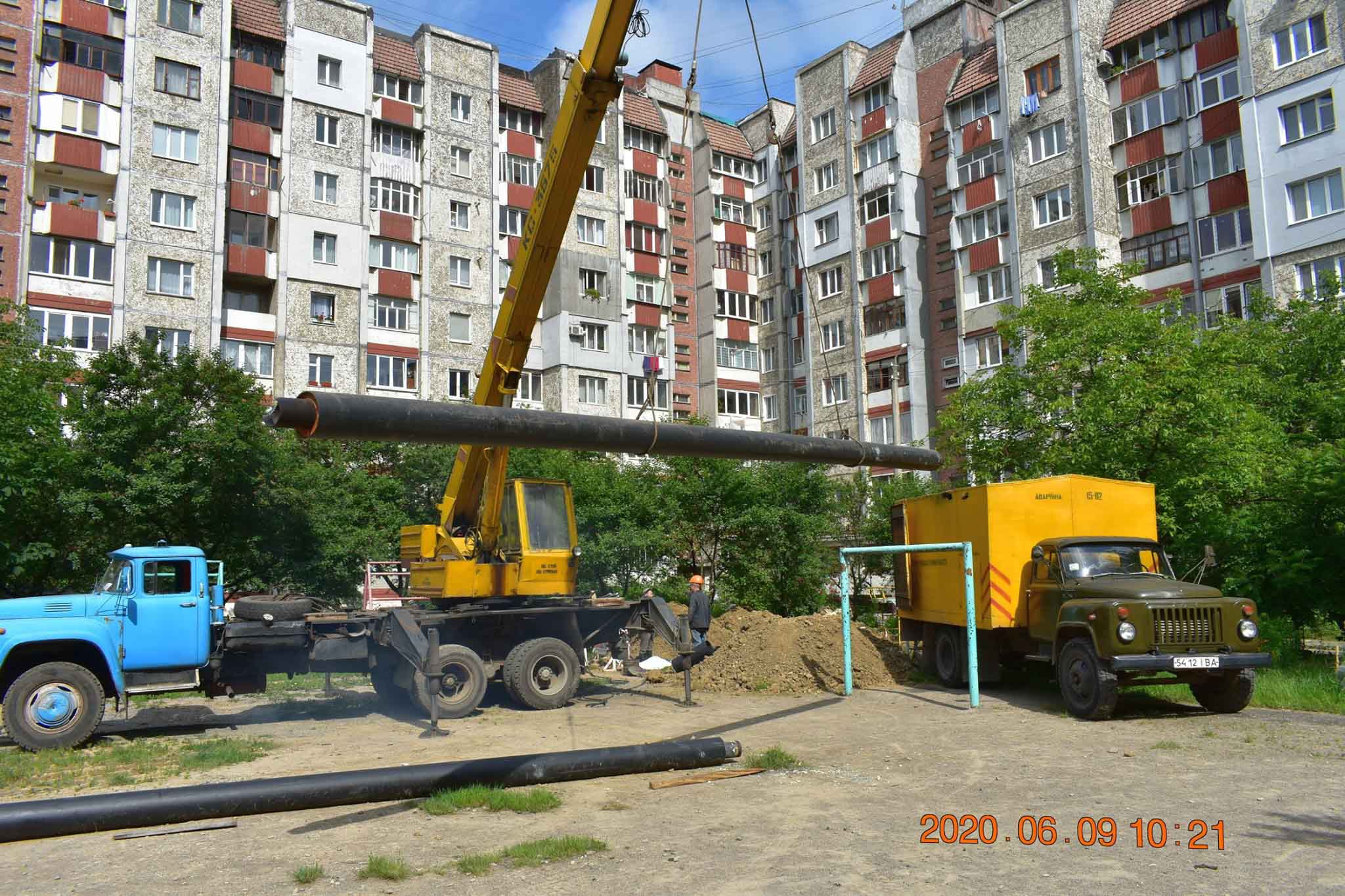 На Позитроні тепловики замінюють зношені труби (ФОТО)