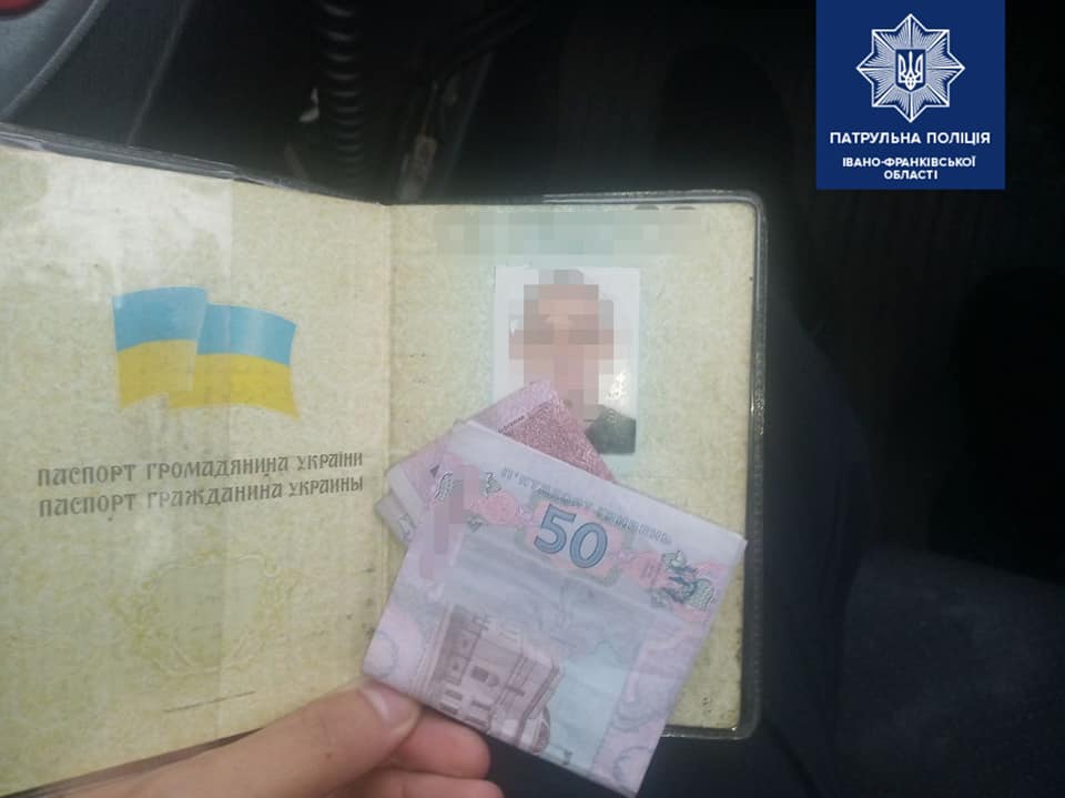 У Франківську двоє водіїв-порушників пропонували патрульним хабарі – не взяли (ФОТО)