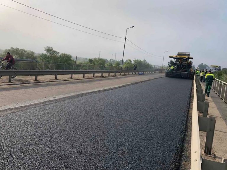 На мості в селі Черніїв уклали новий шар асфальту (ФОТО)