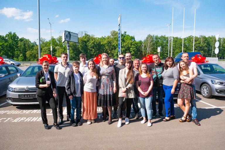 Переможці акції від “АТБ” отримали 15 новеньких автівок (ФОТО)
