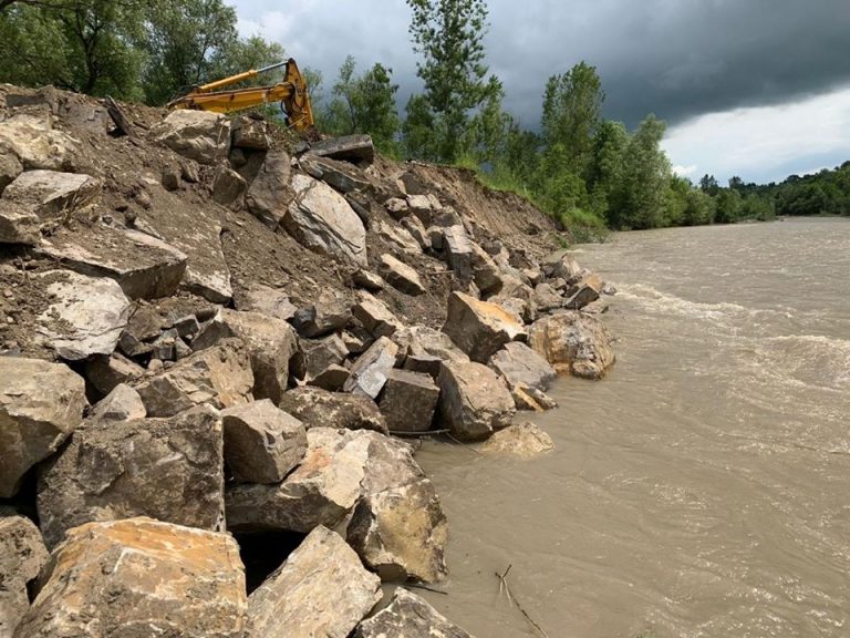 На Коломийщині укріплюють дамбу, аби не допустити прориву (ФОТО)