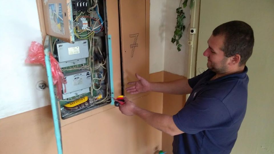 В електрощитовій франківської багатоповерхівки знайшли “алкогольний” сховок (ФОТОФАКТ)