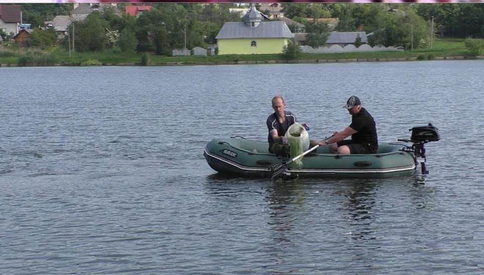 У Долині “оздоровили” міське озеро одноклітинними водоростями (ФОТО)