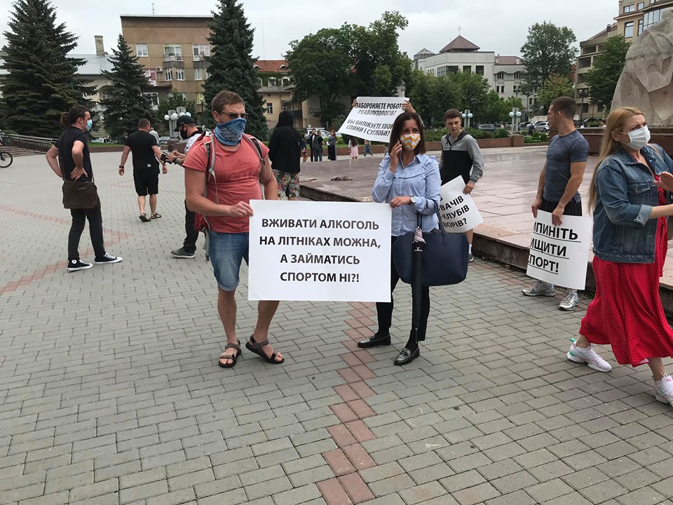 Франківці під стінами «Білого дому» виступають проти закриття спортивних залів (ФОТО)