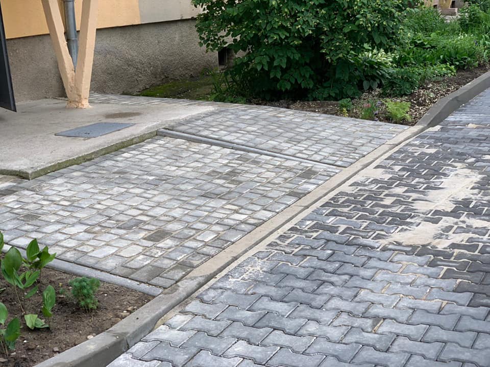 Одразу на кількох прибудинкових територіях міста завершують капремонт (ФОТО)