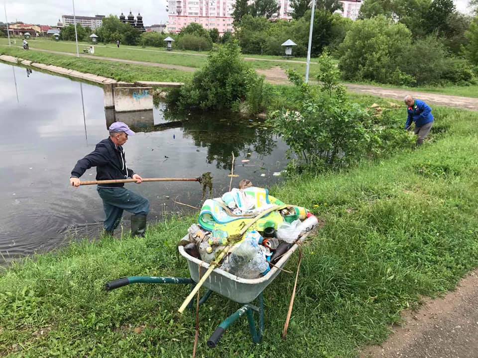 Комунальники витягнули з Німецького озера сміття та раколовки (ФОТО)
