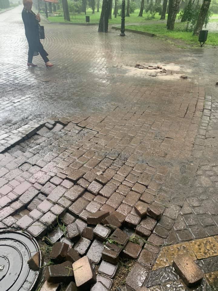 Через негоду в міському парку змило бруківку та утворилося провалля (ФОТОФАКТ)