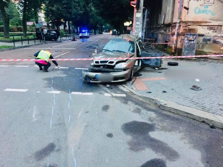 Загинув 24-річний хлопець: у поліції розповіли подробиці нічної ДТП у центрі міста (ФОТО)