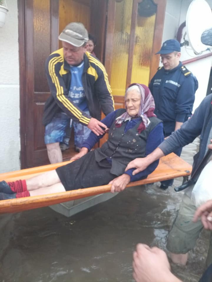 В Обертині прибуває вода: людей евакуйовують (ФОТО)
