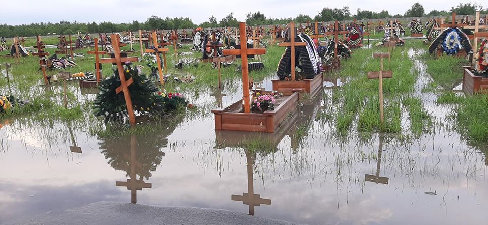 У Чукалівці затопило кладовище. У мерії пояснили, чому