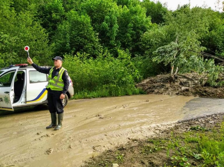 Дорога Н-09 Львів-Франківськ перекрита: Галич і його околиці підтопив Дністер (ФОТО, ВІДЕО)