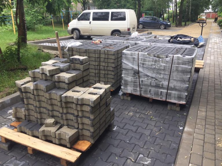 Ремонт двох дворів завершують на Чорновола (ФОТО)