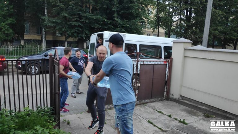 Адміністратори та підписники телеграм-спільноти ЧАТ-112 доставили у затоплене село майже тонну води (ФОТО)