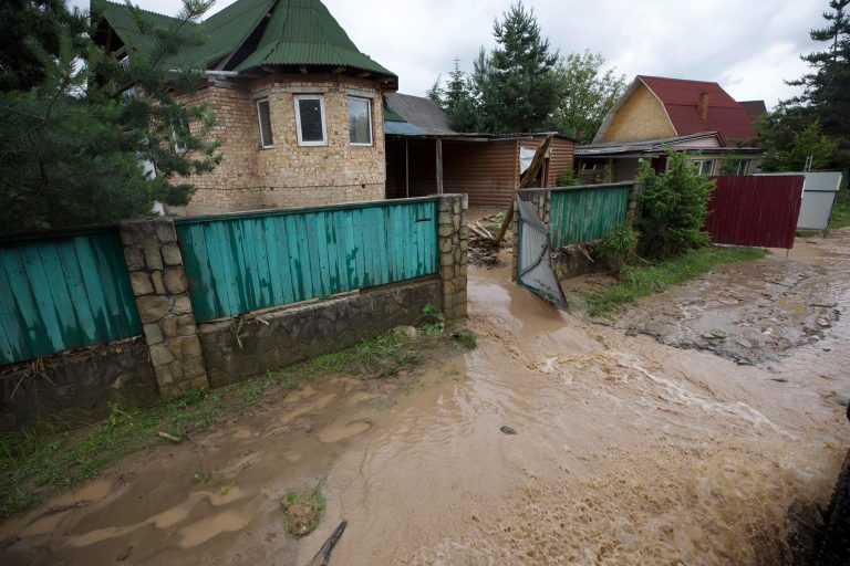 Повінь на Прикарпатті зачепила 13 тисяч будинків
