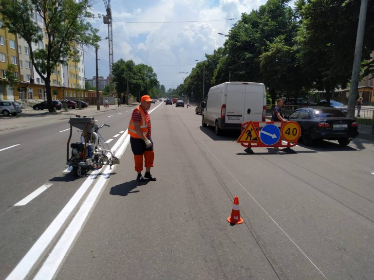 На кількох франківських вулицях оновили дорожню розмітку (ФОТО)