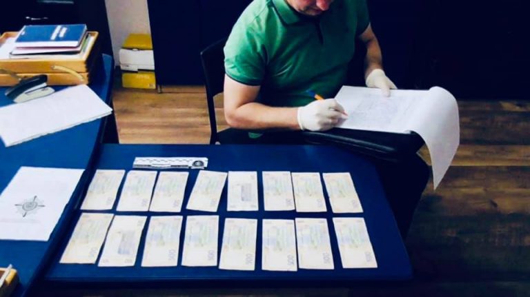 У Коломиї водій-порушник намагався дати поліціянту вісім тисяч гривень хабаря (ФОТО)