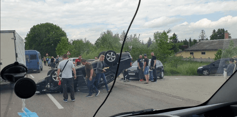 Поблизу міського кладовища – ДТП: автомобіль опинився на даху (ФОТО, ВІДЕО)