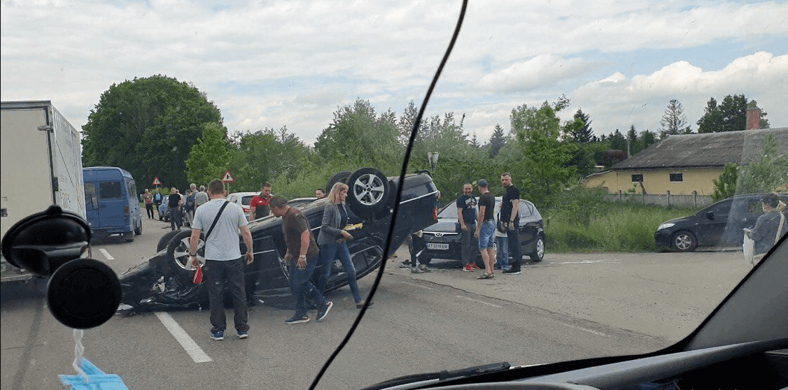 Поблизу міського кладовища – ДТП: автомобіль опинився на даху (ФОТО, ВІДЕО)