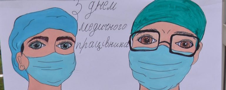 Дякуємо за вашу турботу. Маленькі франківці малюнками привітали медиків (ФОТО, ВІДЕО)
