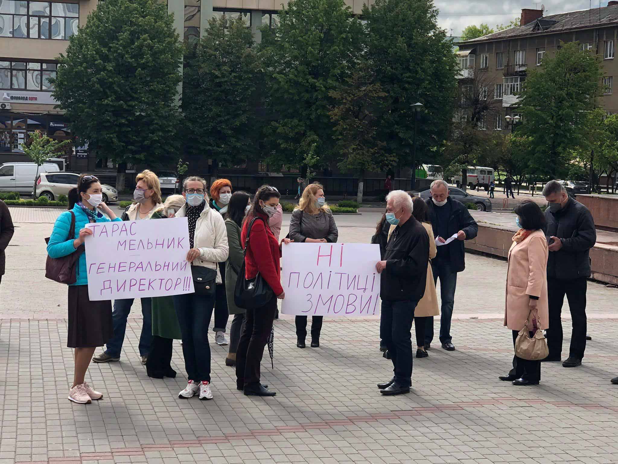 Медики ОДКЛ пікетують «Білий дім»: обурені проваленим голосуванням облради за нового гендиректора лікарні (ФОТО)