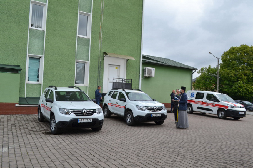 Медики Тисменничини отримали три нові автомобілі (ФОТО)