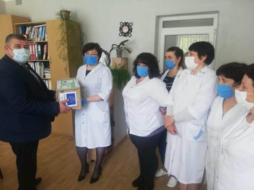“Скриньки здоров’я” із захистом для медиків отримують громади Прикарпаття (ФОТО)