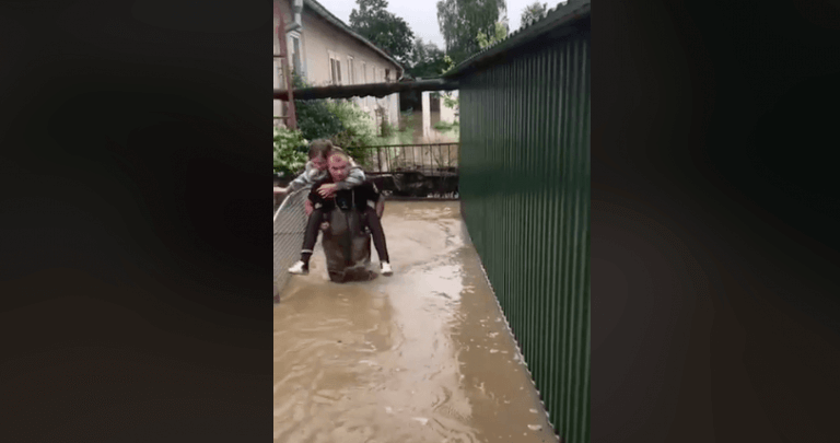 У Галицькому районі рятувальники евакуйовують людей (ВІДЕО)