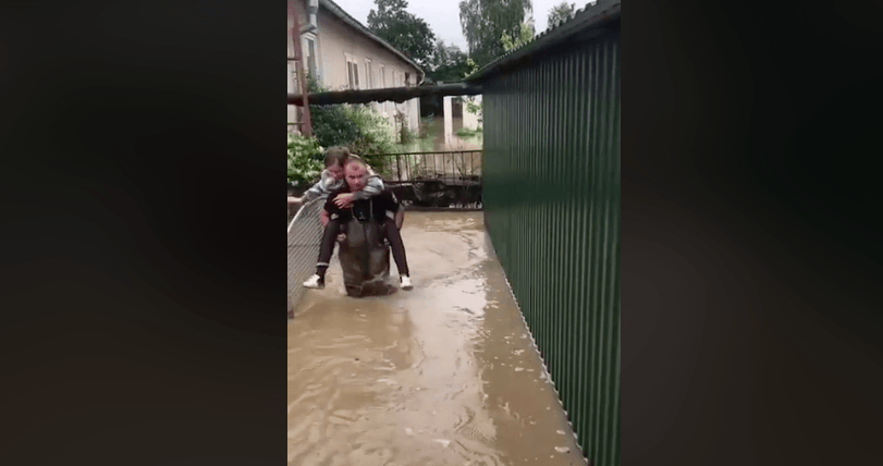 У Галицькому районі рятувальники евакуйовують людей (ВІДЕО)