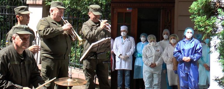 Духовий оркестр Нацгвардії влаштував тур лікарнями Франківська (ФОТО, ВІДЕО)