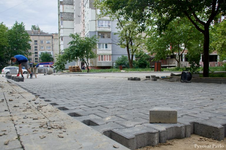 У Франківську на вулиці Хоткевича продовжують ремонтувати двір (ФОТО)