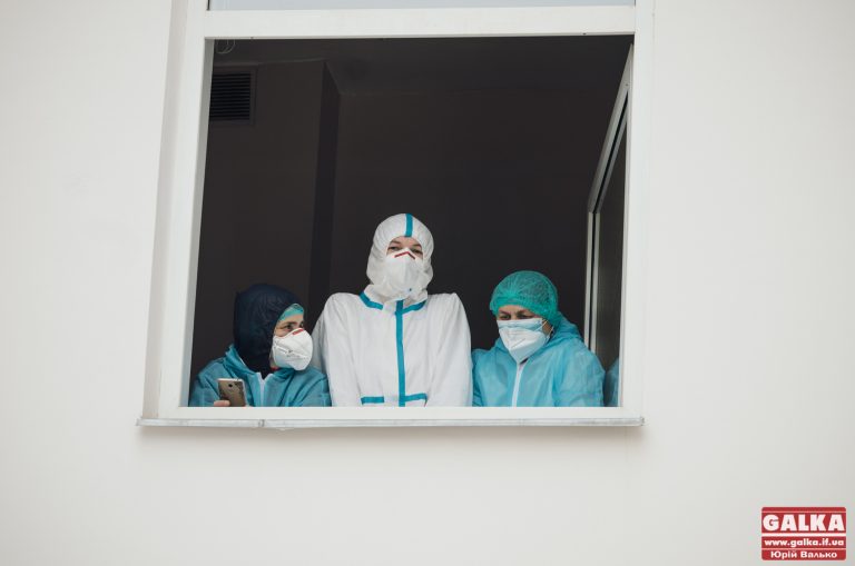 65 медиків, які захворіли на коронавірус, отримають від міста гроші