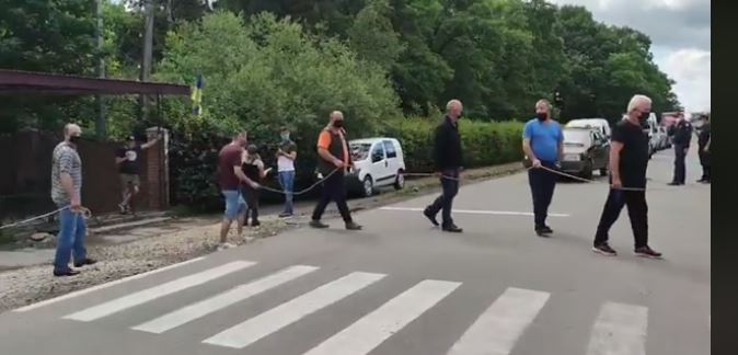 У Болехові люди, тримаючись за мотузку, блокують дорогу національного значення (ФОТО, ВІДЕО)