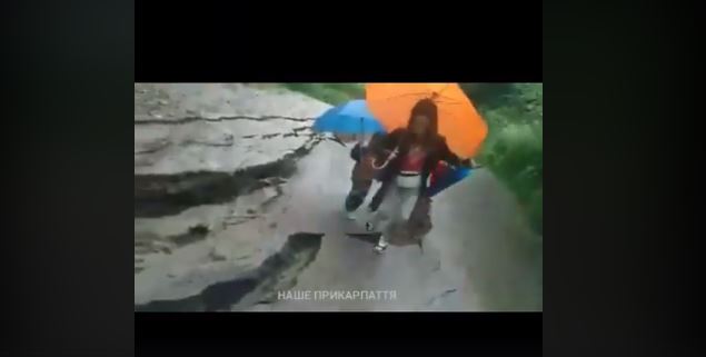 У Яремче під жінкою з двома дітьми зсунулася дорога: врятувалися в останню мить (ВІДЕО, ФОТО)