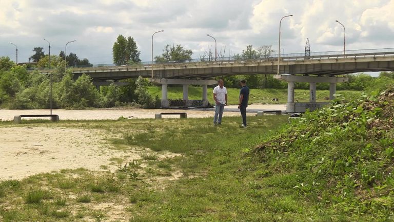 У Коломиї змінять русло річки, аби вода не руйнувала відпочинкову зону (ВІДЕО)