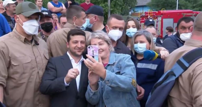 Зробіть з моєю жінкою селфі: Зеленський оглянув вражене стихією селище і пофотографувався з місцевими (ФОТО, ВІДЕО)
