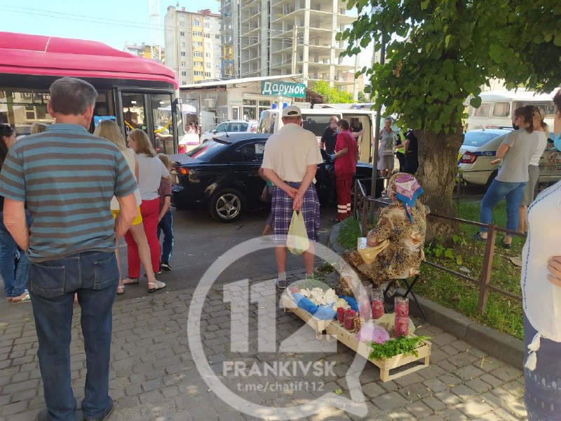 На Тролейбусній авто збило літню жінку, потерпіла – у лікарні