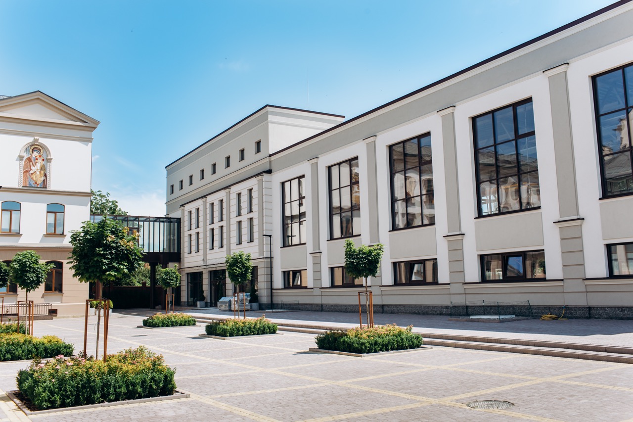 У новозбудованому корпусі Католицької гімназії облаштують їдальню, спортзал та актову залу (ФОТО)