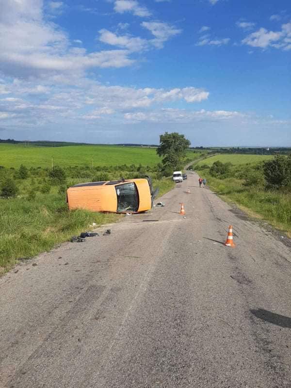 На Прикарпатті авто з’їхало в кювет. Одна людина загинула, а ще двоє – травмовані (ФОТО)